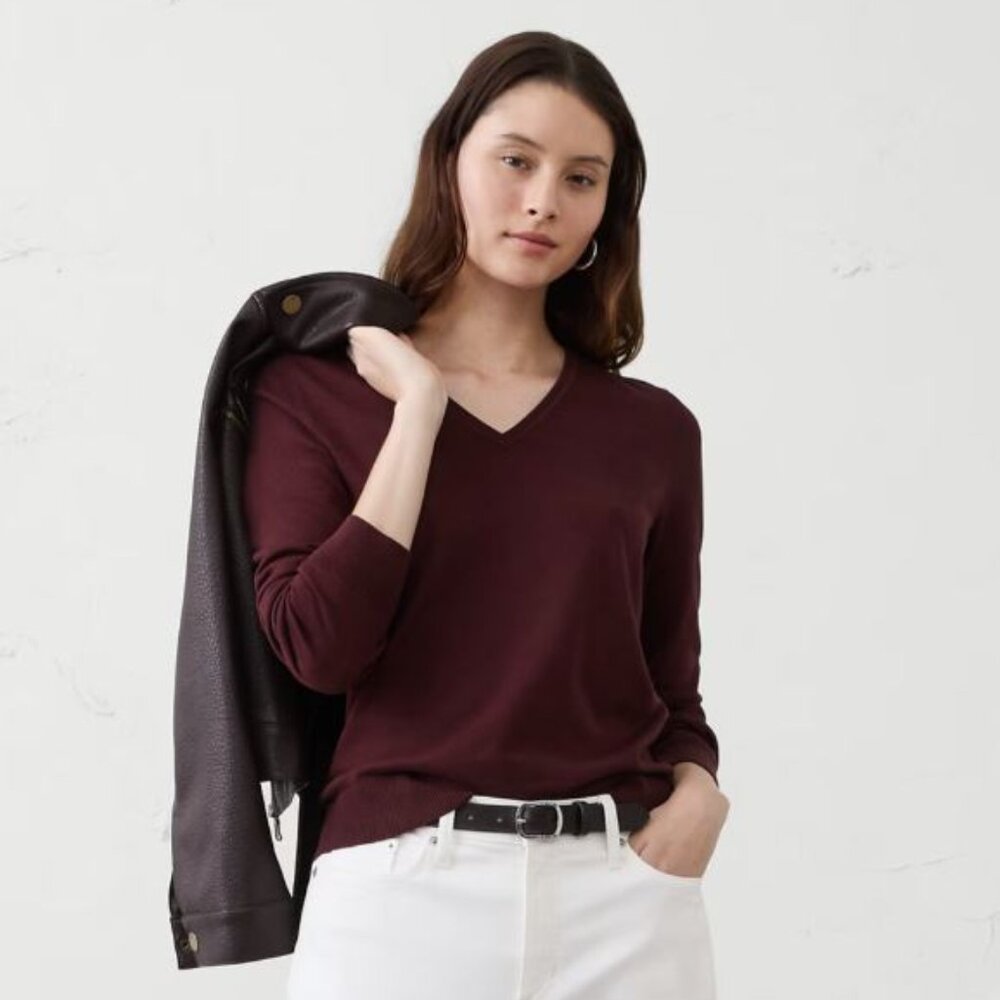 Banana Republic~V-Neck~Women's Sweater~NWT~Med~Vino Rosso